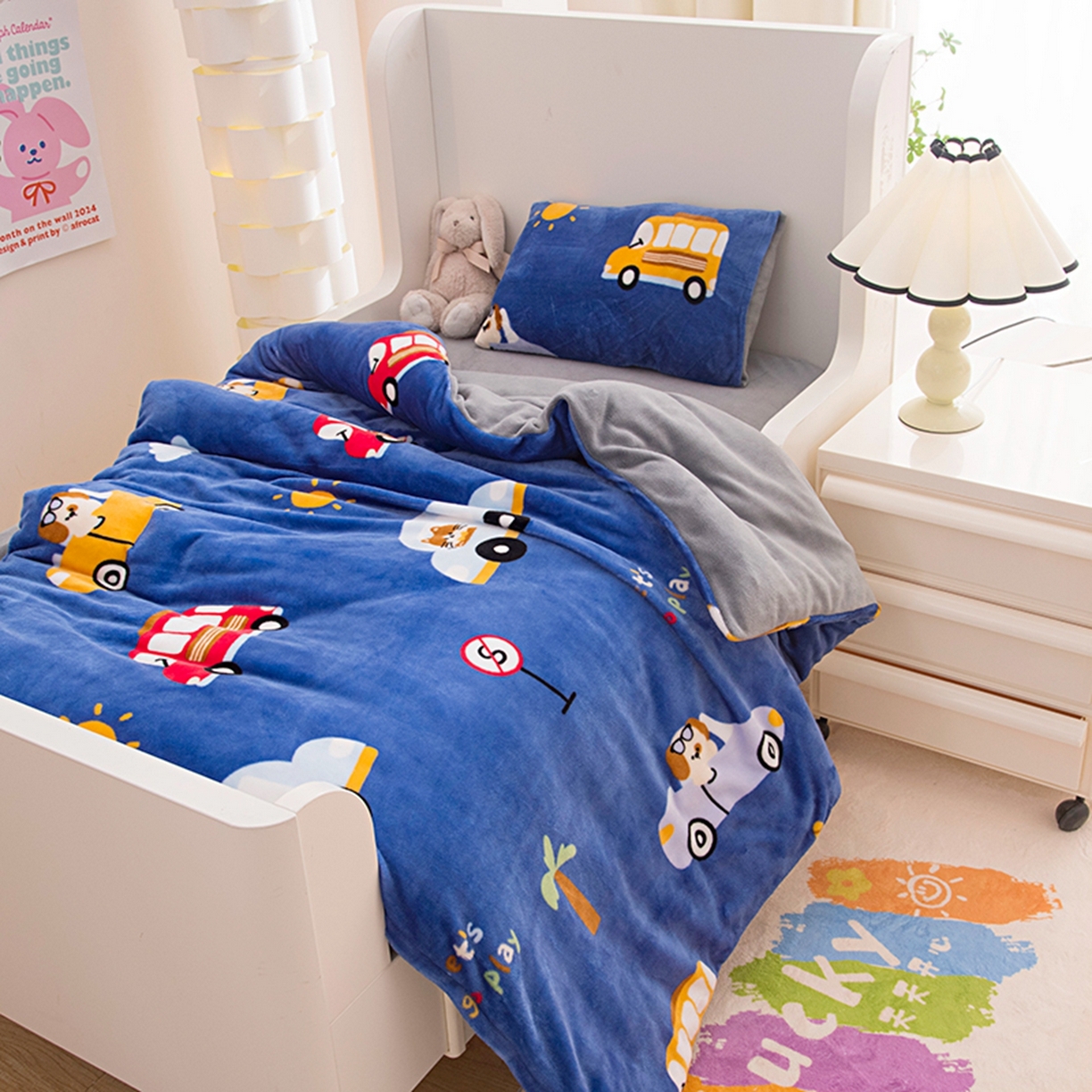91家纺网 家纺一手货源 找家纺 萌宝家纺 2025新款加厚儿童牛奶绒被套幼儿园保暖三件套 汽车-蓝灰