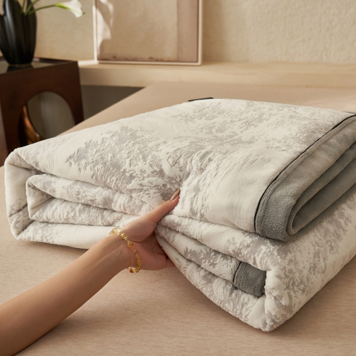 寐绸家纺 2025新款230g牛奶绒染色雕花功能毛毯 雕花功能毯-梦境