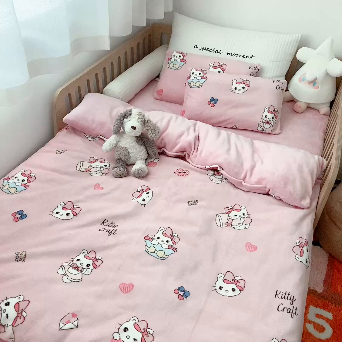 91家纺网 家纺一手货源 找家纺 萌宝家纺 2025新款加厚儿童牛奶绒被套幼儿园保暖三件套 粉色小猫