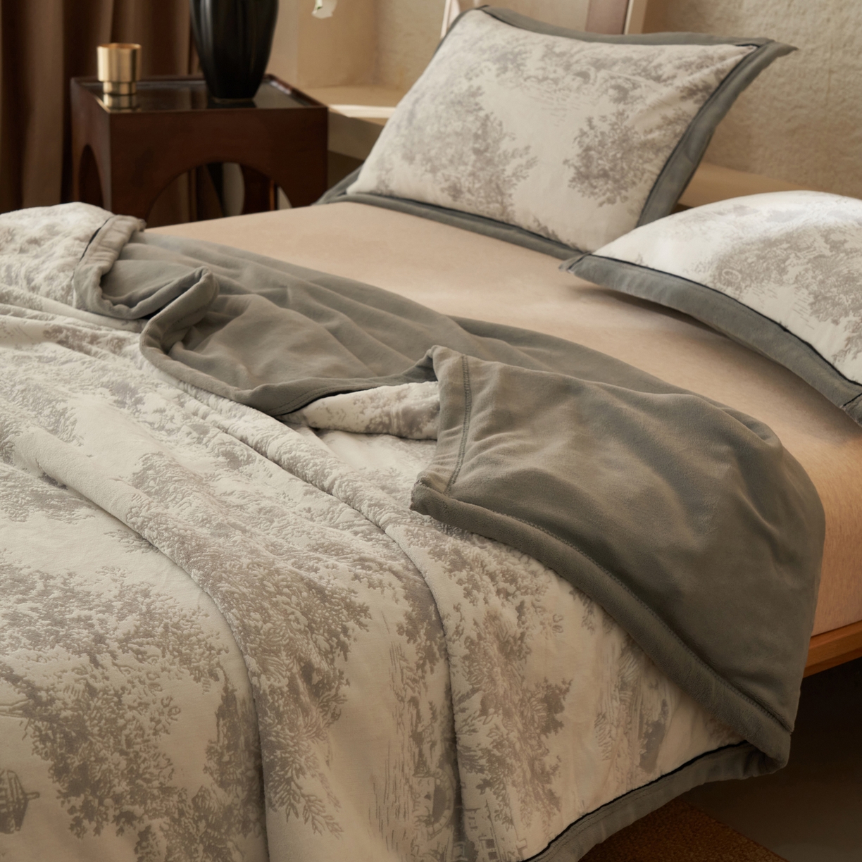 91家纺网 家纺一手货源 找家纺 寐绸家纺 2025新款230g牛奶绒染色雕花功能毛毯 雕花功能毯-梦境