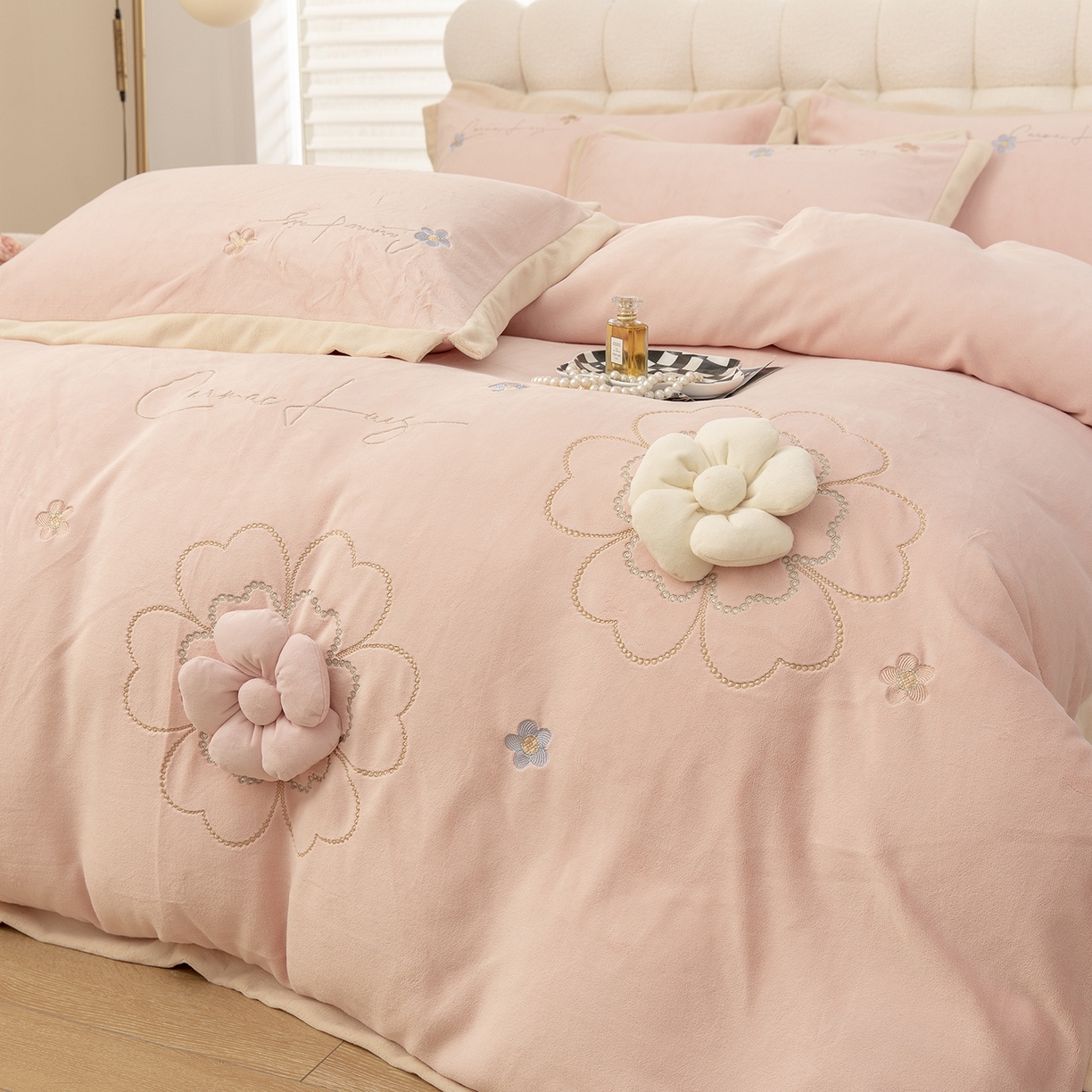 91家纺网 家纺一手货源 找家纺 （总）昊翔家纺 2025新款全消光蚕丝绒段角刺绣四件套花之语