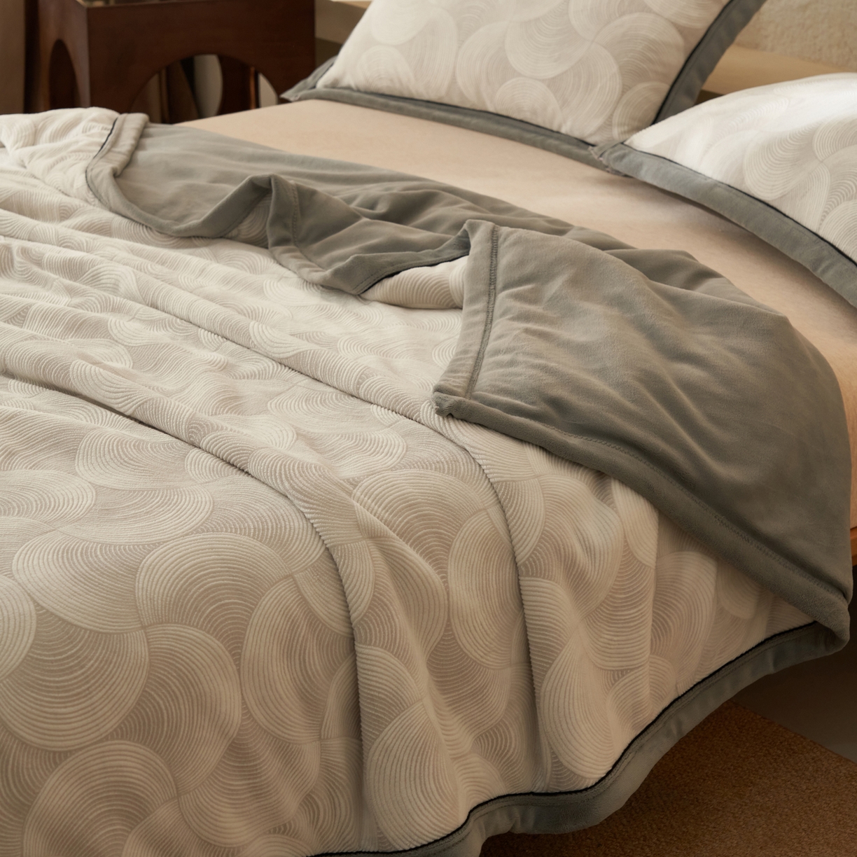 91家纺网 家纺一手货源 找家纺 寐绸家纺 2025新款230g牛奶绒染色雕花功能毛毯 雕花功能毯-年轮