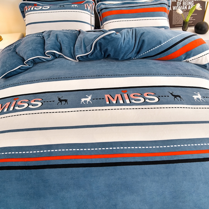 91家纺网 家纺一手货源 找家纺 妮恒美 2025新款牛奶绒印花床裙款四件套法莱绒四件套珊瑚金貂绒四件套 飞驰人生