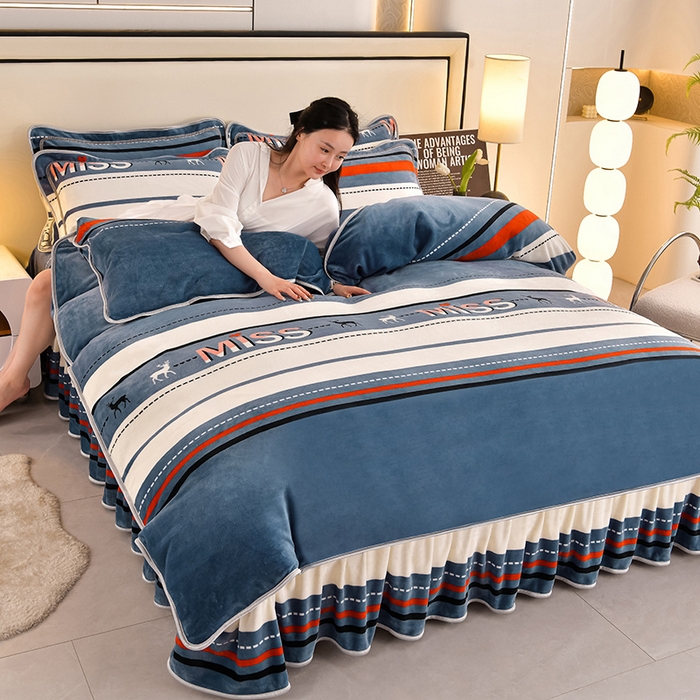 91家纺网 家纺一手货源 找家纺 妮恒美 2025新款牛奶绒印花床裙款四件套法莱绒四件套珊瑚金貂绒四件套 飞驰人生