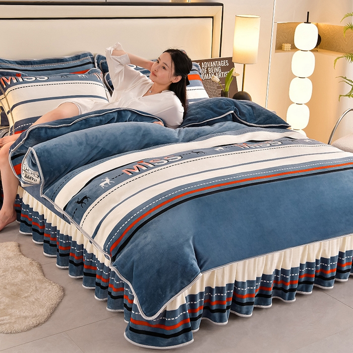 91家纺网 家纺一手货源 找家纺 妮恒美 2025新款牛奶绒印花床裙款四件套法莱绒四件套珊瑚金貂绒四件套 飞驰人生