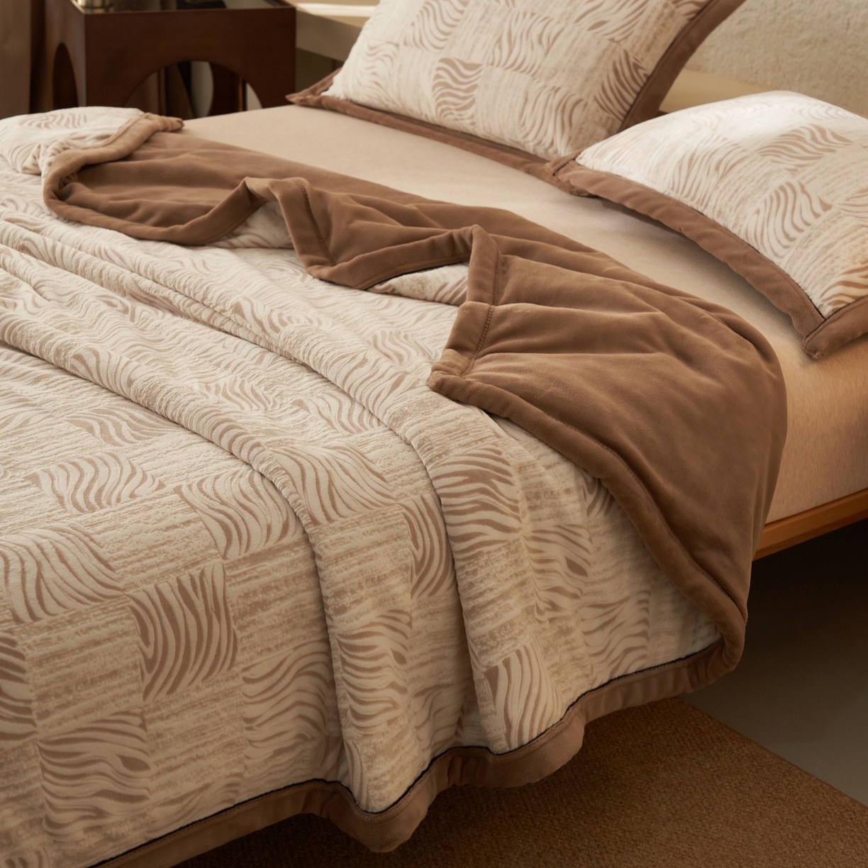 91家纺网 家纺一手货源 找家纺 寐绸家纺 2025新款230g牛奶绒染色雕花功能毛毯 雕花功能毯-曲线肌理