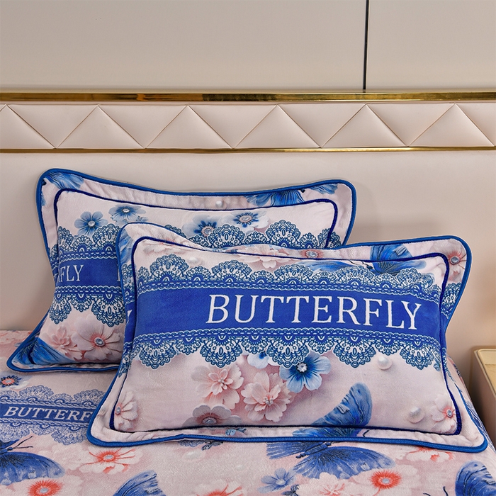 91家纺网 家纺一手货源 找家纺 妮恒美 2025新款牛奶绒印花床裙款四件套法莱绒四件套珊瑚金貂绒四件套 翩翩起舞