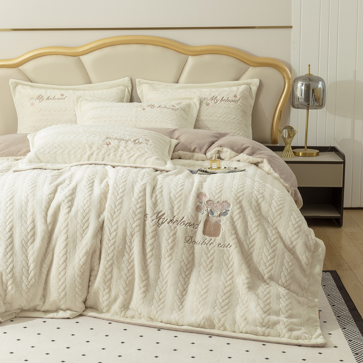 91家纺网 家纺一手货源 找家纺 （总）昊翔家纺 2025新款兔毛绒拼角刺绣四件套花时光