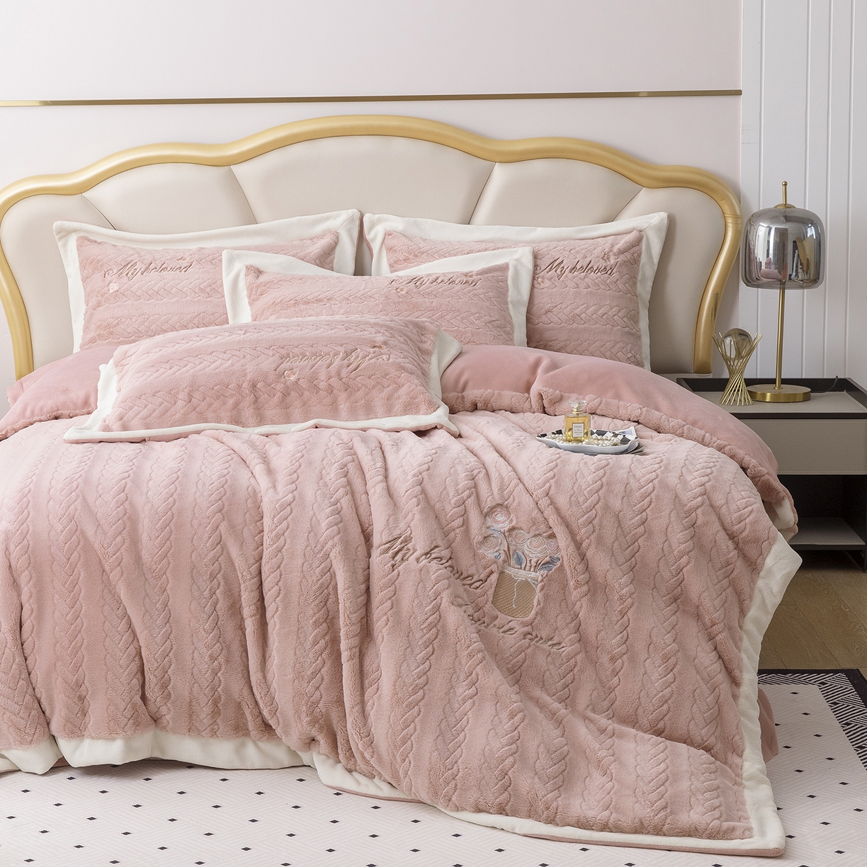 91家纺网 家纺一手货源 找家纺 （总）昊翔家纺 2025新款兔毛绒拼角刺绣四件套花时光