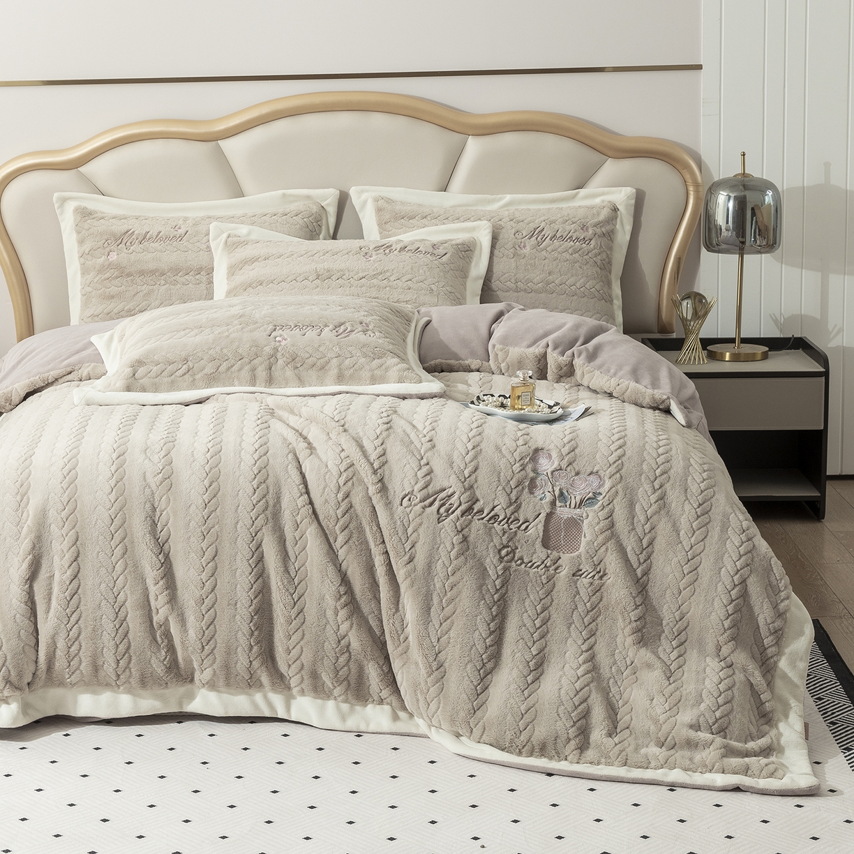 91家纺网 家纺一手货源 找家纺 （总）昊翔家纺 2025新款兔毛绒拼角刺绣四件套花时光