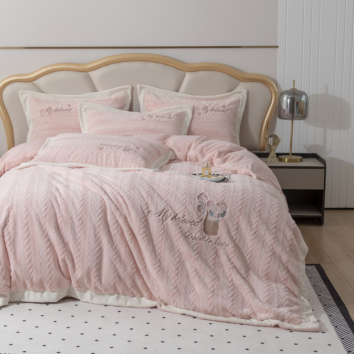 91家纺网 家纺一手货源 找家纺 （总）昊翔家纺 2025新款兔毛绒拼角刺绣四件套花时光