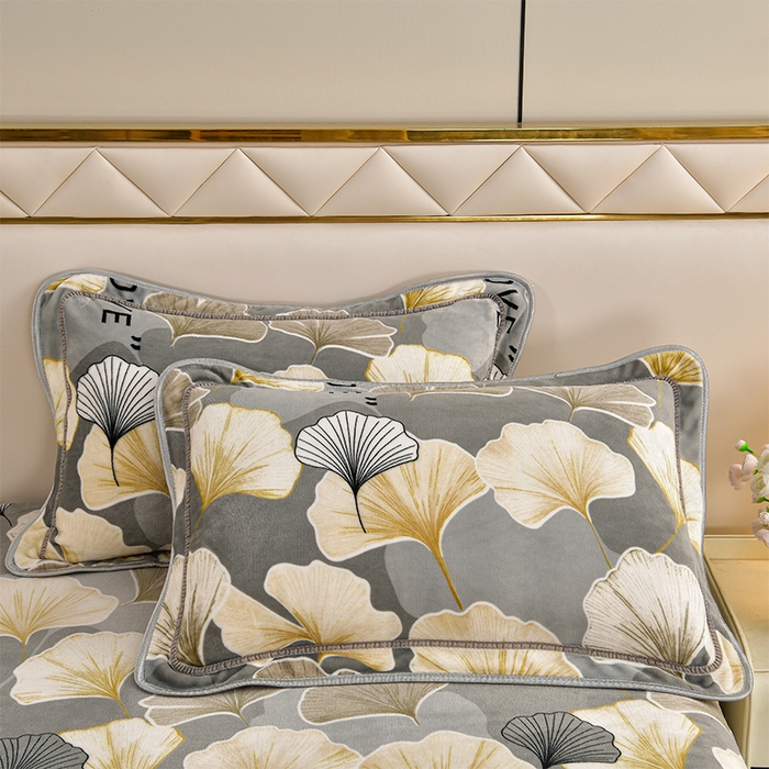 91家纺网 家纺一手货源 找家纺 妮恒美 2025新款牛奶绒印花床裙款四件套法莱绒四件套珊瑚金貂绒四件套 幸运叶