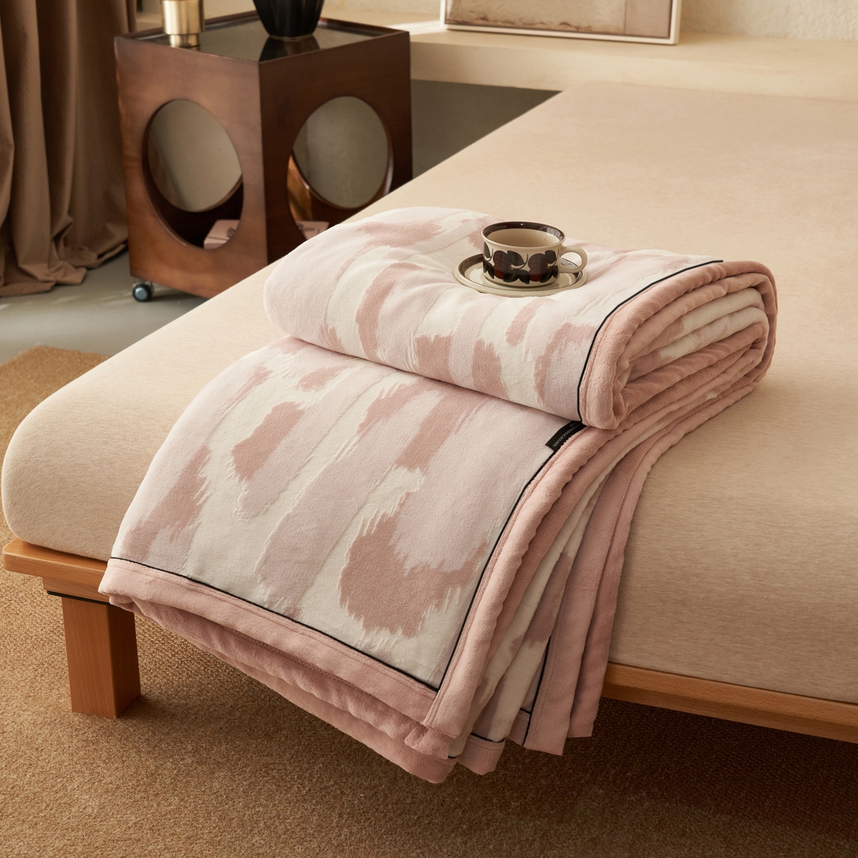 91家纺网 家纺一手货源 找家纺 寐绸家纺 2025新款230g牛奶绒染色雕花功能毛毯 雕花功能毯-云中行