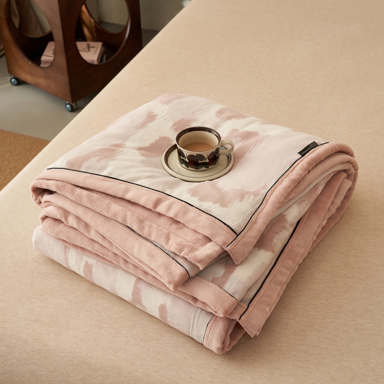 91家纺网 家纺一手货源 找家纺 寐绸家纺 2025新款230g牛奶绒染色雕花功能毛毯 雕花功能毯-云中行