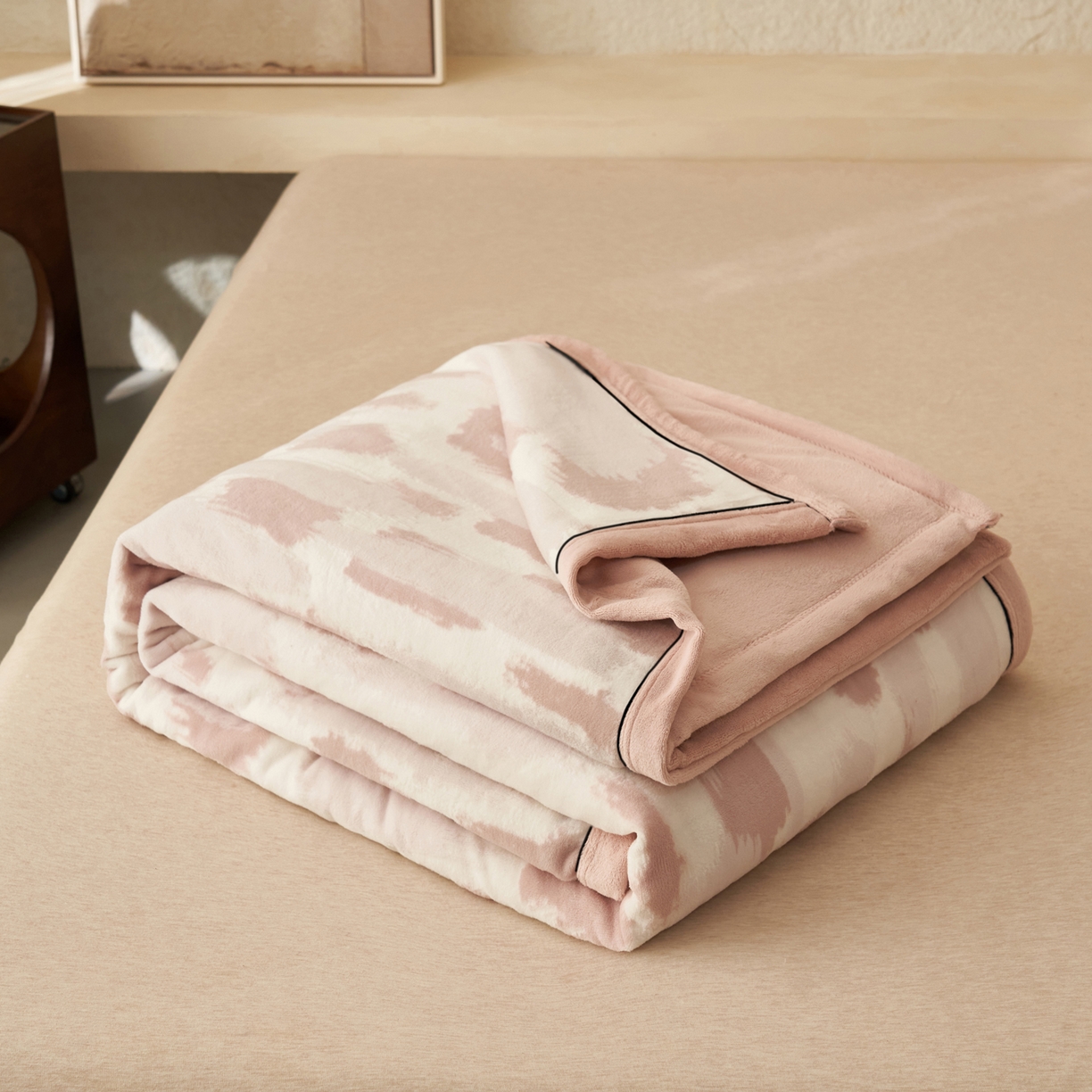 91家纺网 家纺一手货源 找家纺 寐绸家纺 2025新款230g牛奶绒染色雕花功能毛毯 雕花功能毯-云中行