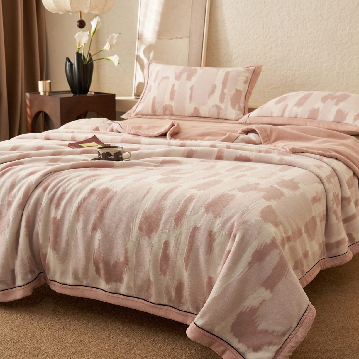 91家纺网 家纺一手货源 找家纺 寐绸家纺 2025新款230g牛奶绒染色雕花功能毛毯 雕花功能毯-云中行