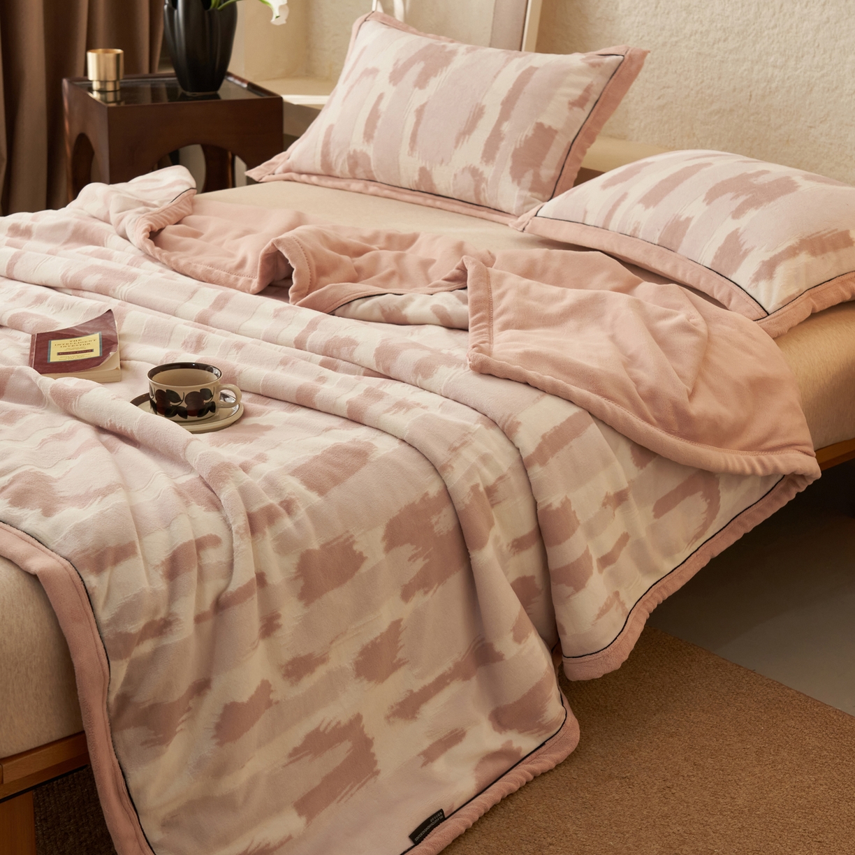 91家纺网 家纺一手货源 找家纺 寐绸家纺 2025新款230g牛奶绒染色雕花功能毛毯 雕花功能毯-云中行