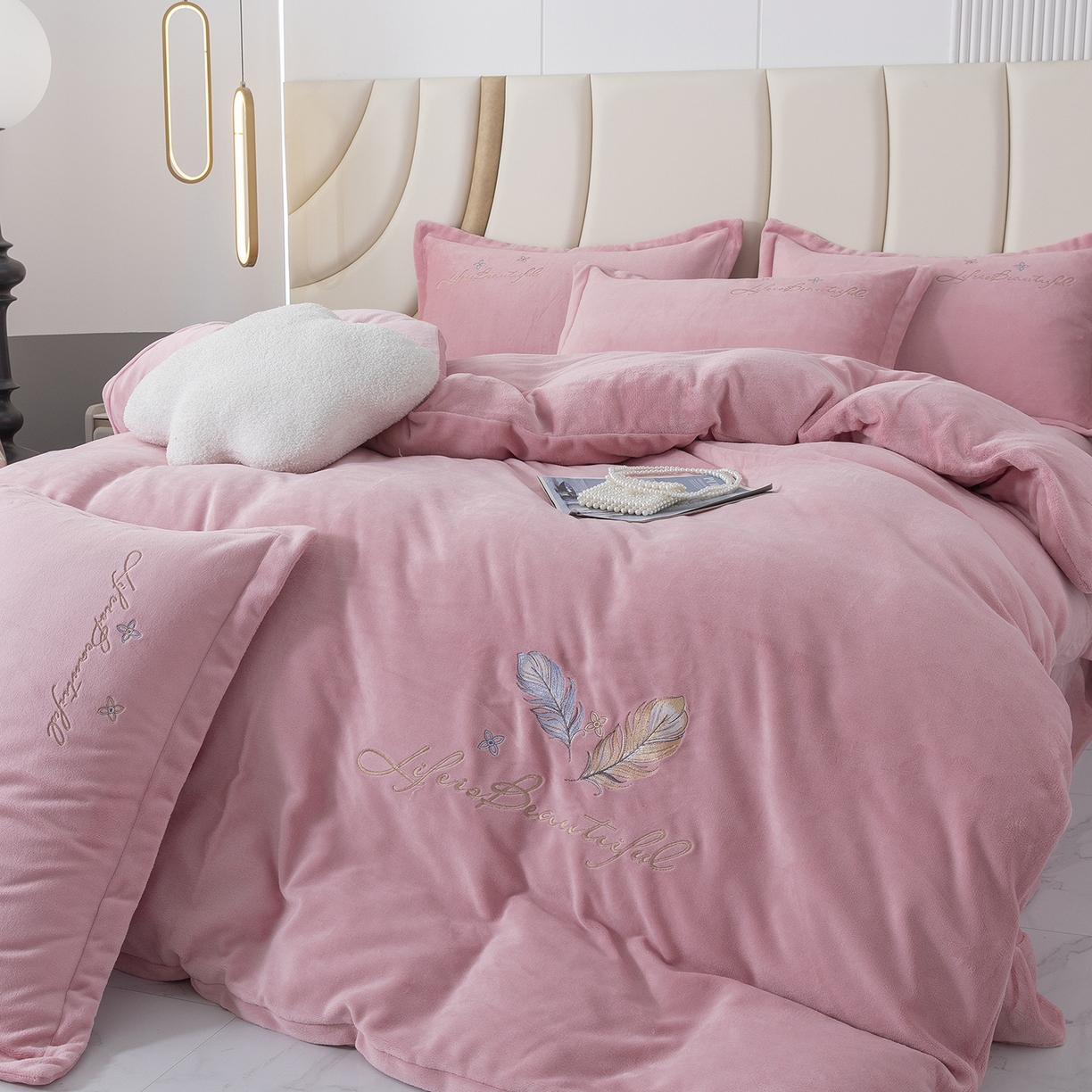 91家纺网 家纺一手货源 找家纺 （总）昊翔家纺 2025新款牛奶绒刺绣四件套羽魅