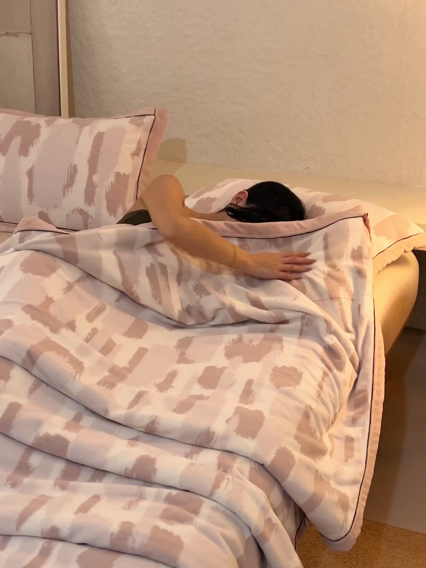 91家纺网 家纺一手货源 找家纺 寐绸家纺 2025新款230g牛奶绒染色雕花功能毛毯 雕花功能毯-云中行