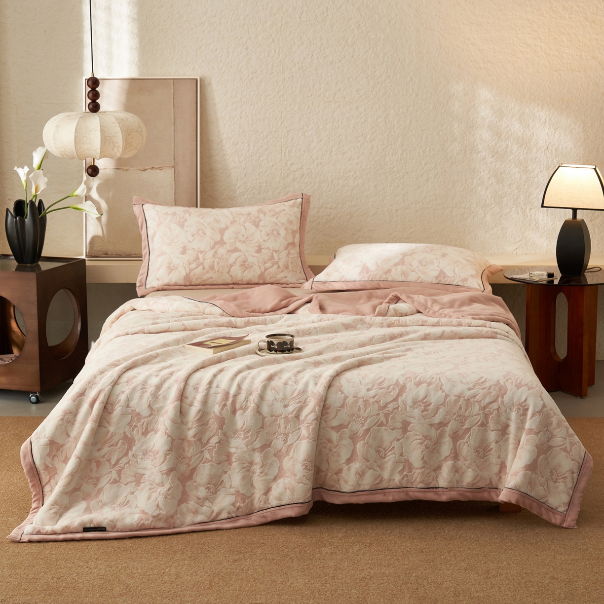 91家纺网 家纺一手货源 找家纺 寐绸家纺 2025新款230g牛奶绒染色雕花功能毛毯 雕花功能毯-绽放