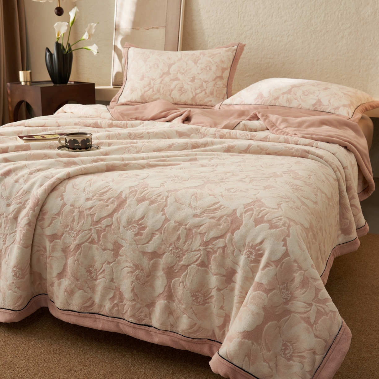 91家纺网 家纺一手货源 找家纺 寐绸家纺 2025新款230g牛奶绒染色雕花功能毛毯 雕花功能毯-绽放