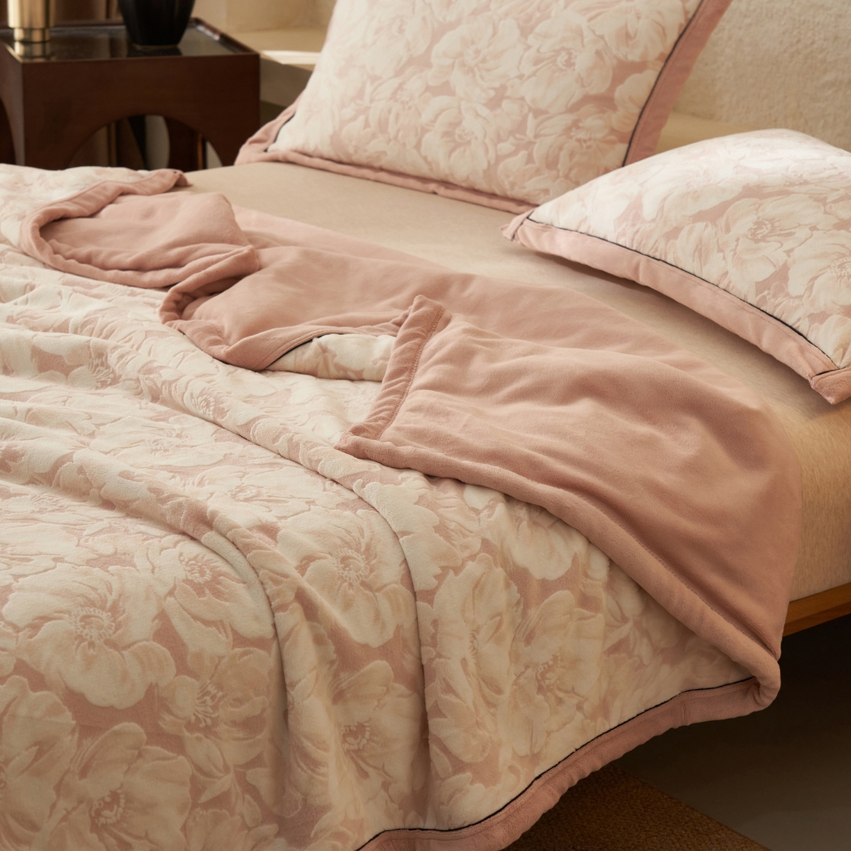 91家纺网 家纺一手货源 找家纺 寐绸家纺 2025新款230g牛奶绒染色雕花功能毛毯 雕花功能毯-绽放