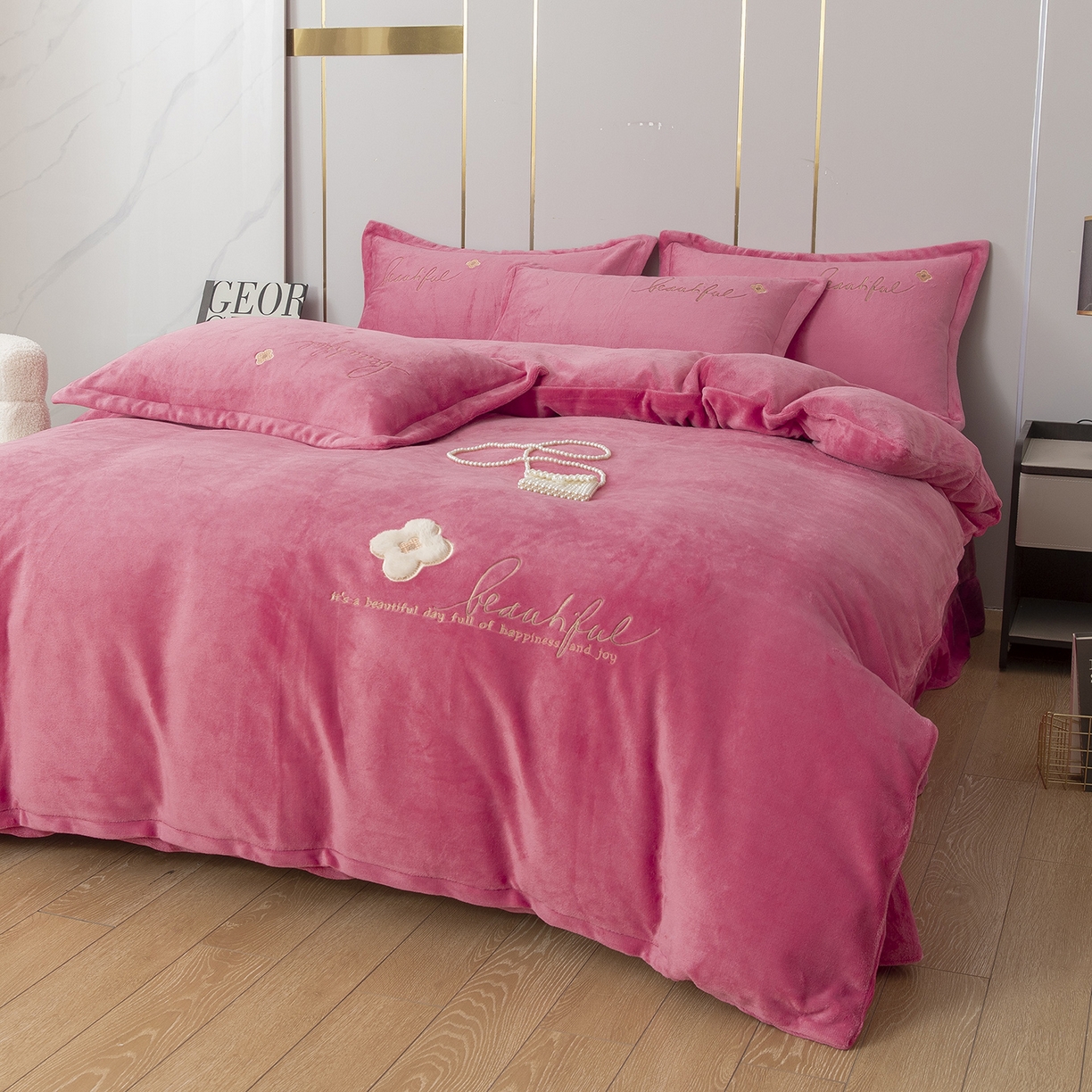 91家纺网 家纺一手货源 找家纺 （总）昊翔家纺 2025新款牛奶绒刺绣四件套幸运草