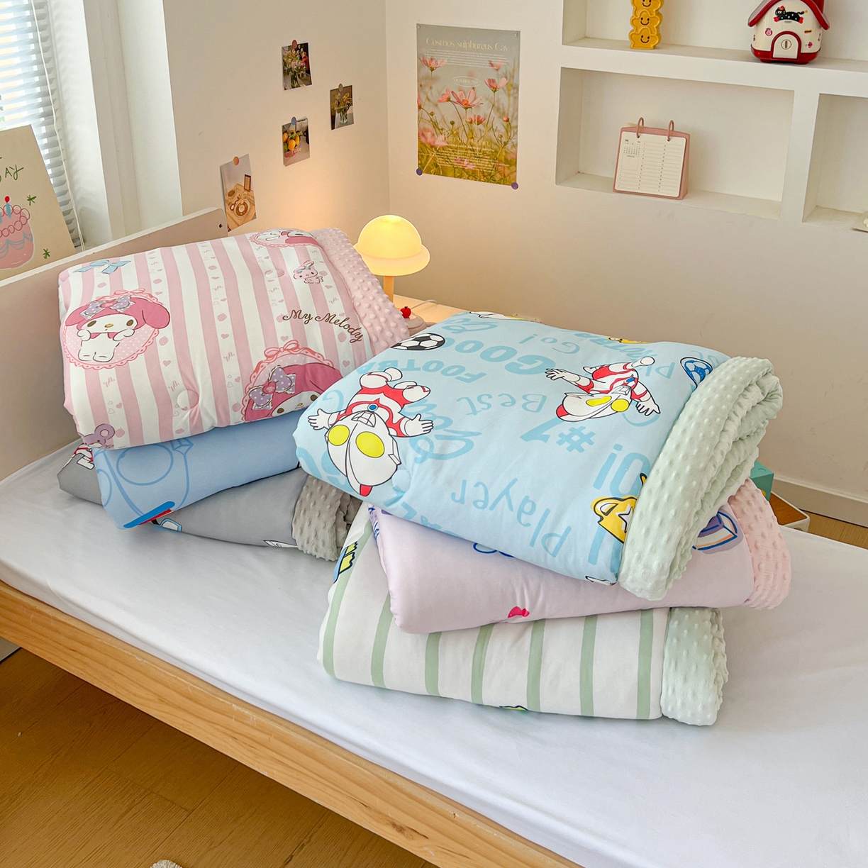 91家纺网 家纺一手货源 找家纺 （总）名兮家居 2025新款经典奥特曼三丽鸥豆豆被被子被芯