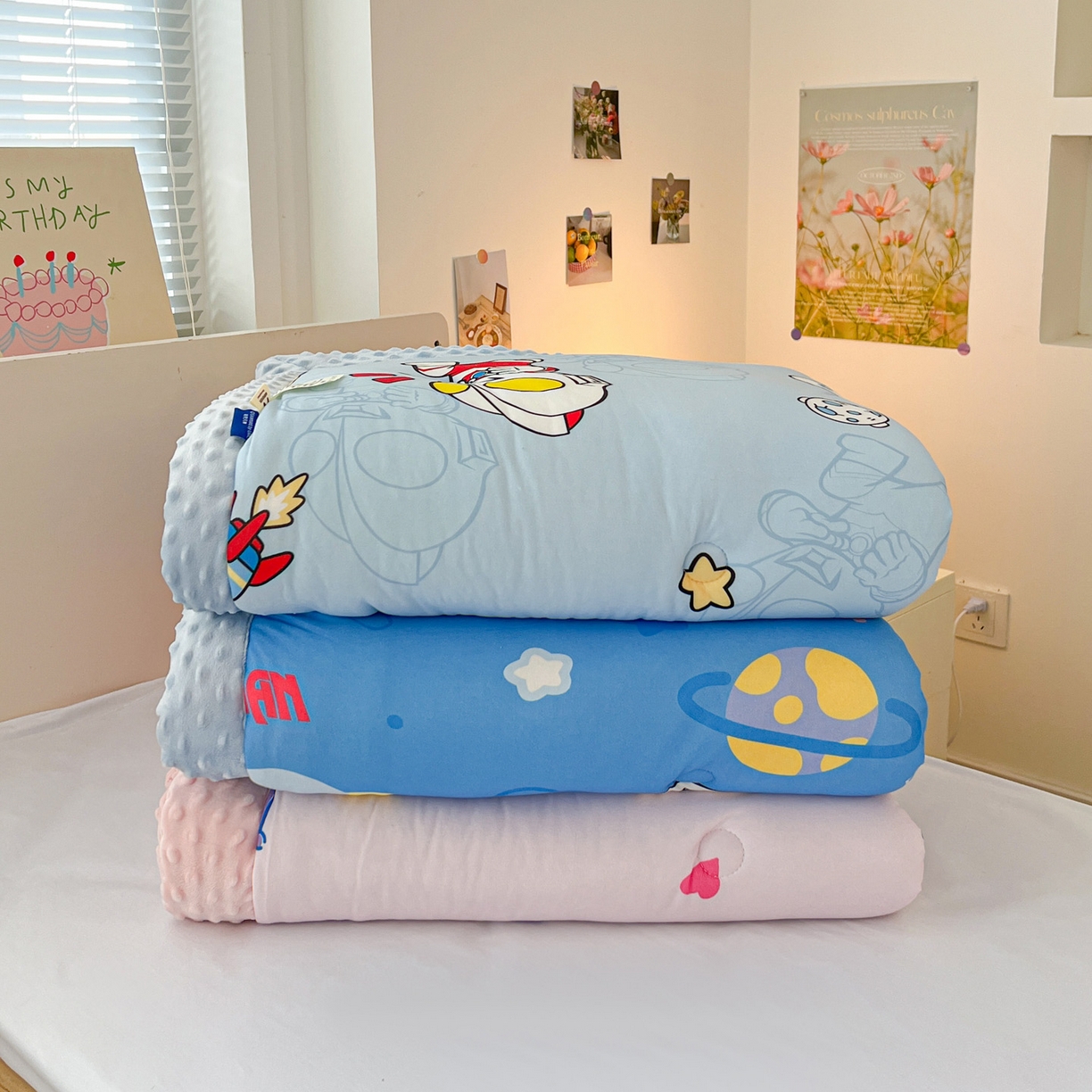 91家纺网 家纺一手货源 找家纺 名兮家居 2025新款经典奥特曼三丽鸥豆豆被被子被芯 组合图仅供展示不可下单