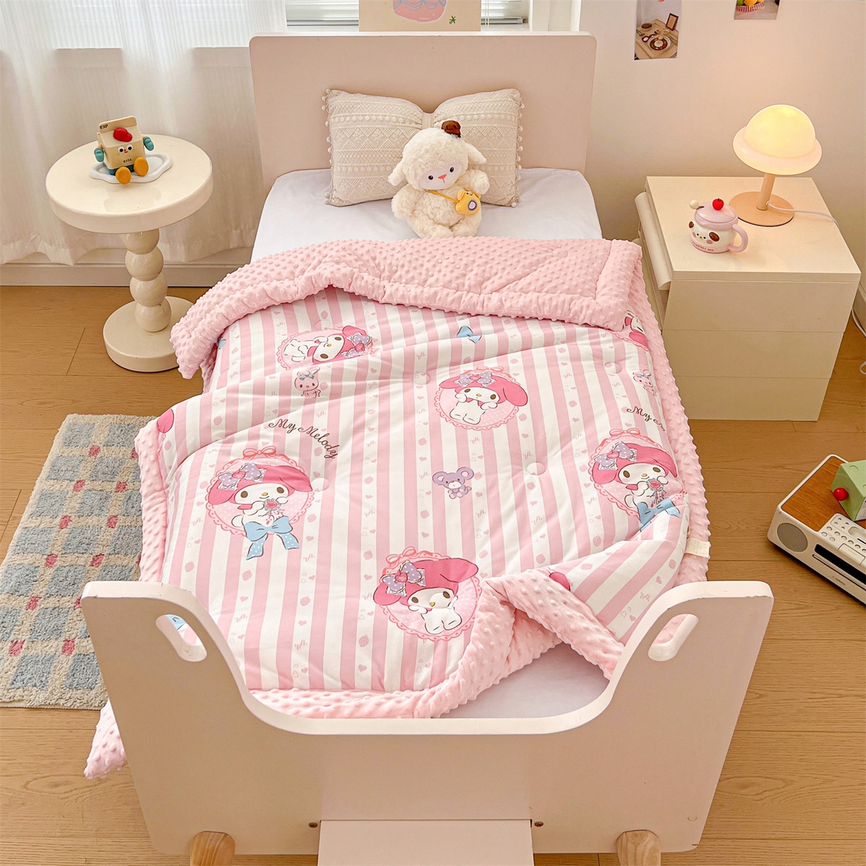 91家纺网 家纺一手货源 找家纺 名兮家居 2025新款经典奥特曼三丽鸥豆豆被被子被芯 竖条美乐蒂