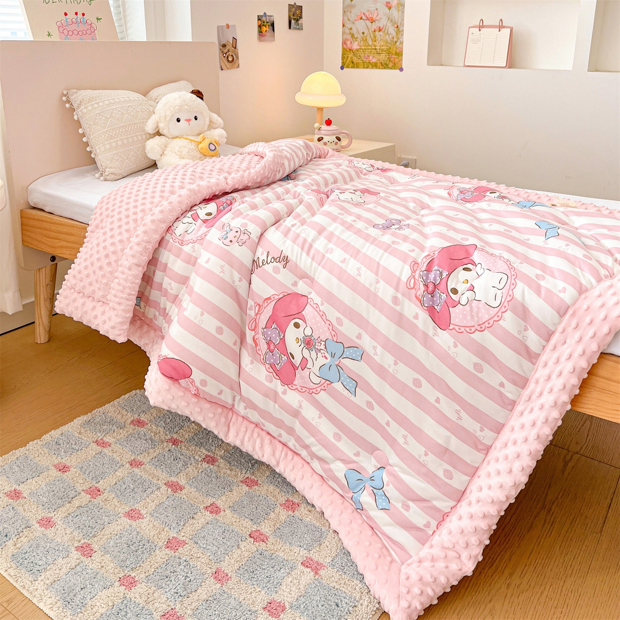 91家纺网 家纺一手货源 找家纺 名兮家居 2025新款经典奥特曼三丽鸥豆豆被被子被芯 竖条美乐蒂