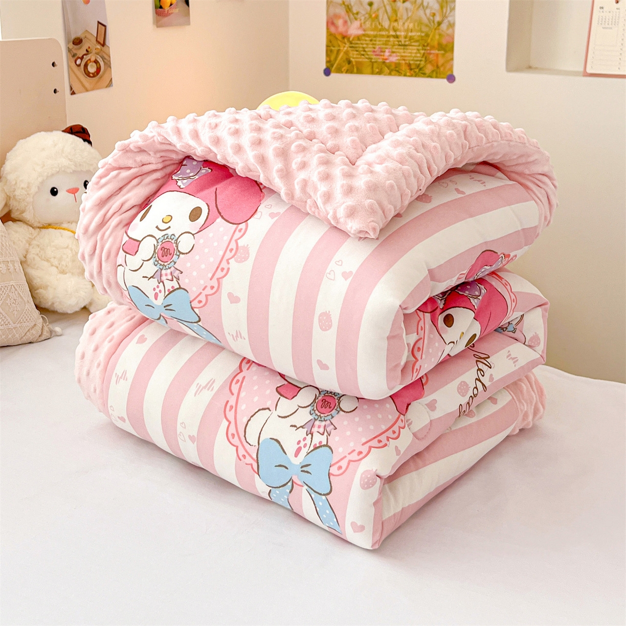 91家纺网 家纺一手货源 找家纺 名兮家居 2025新款经典奥特曼三丽鸥豆豆被被子被芯 竖条美乐蒂