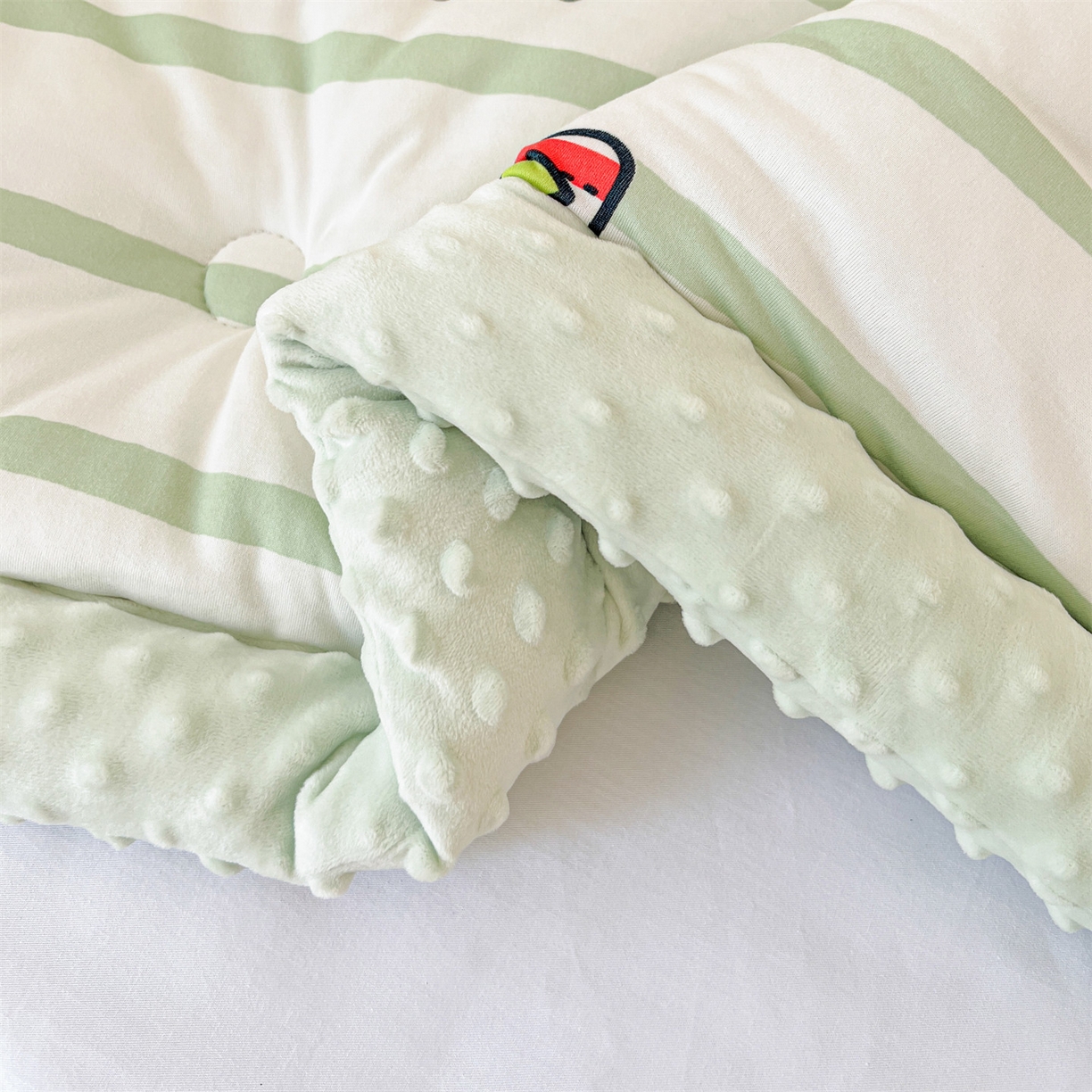 91家纺网 家纺一手货源 找家纺 名兮家居 2025新款经典奥特曼三丽鸥豆豆被被子被芯 条纹大眼蛙