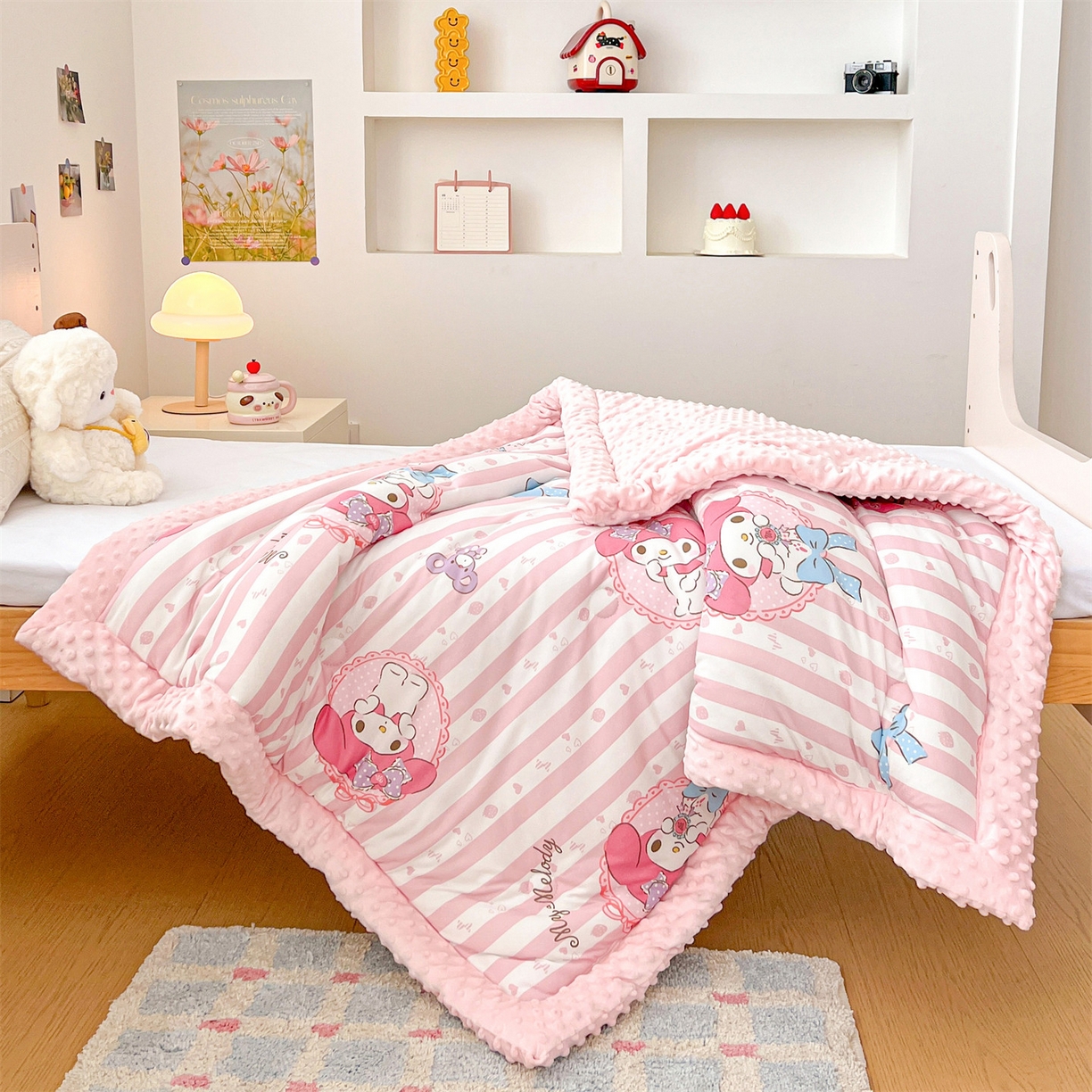 91家纺网 家纺一手货源 找家纺 名兮家居 2025新款经典奥特曼三丽鸥豆豆被被子被芯 竖条美乐蒂