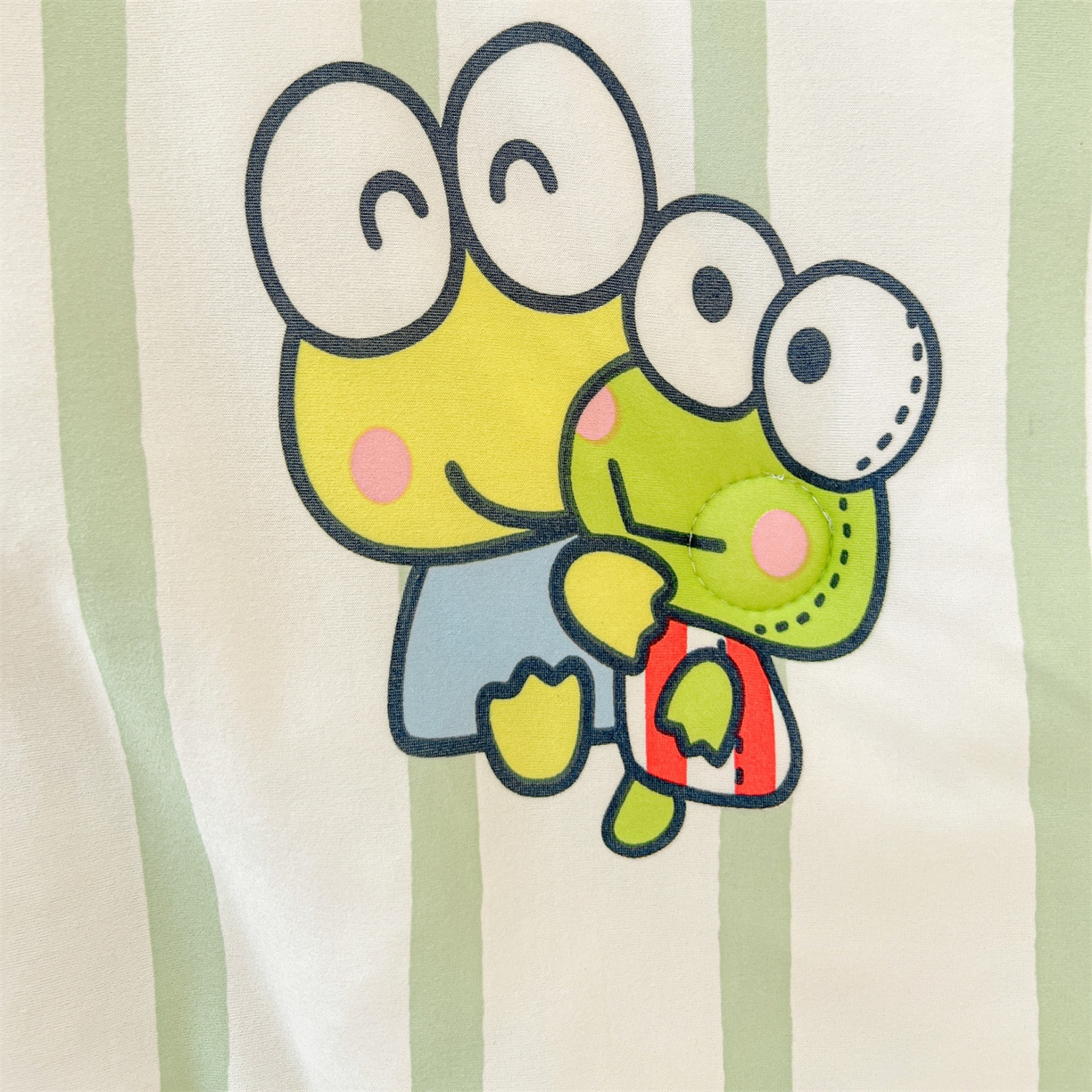 91家纺网 家纺一手货源 找家纺 名兮家居 2025新款经典奥特曼三丽鸥豆豆被被子被芯 条纹大眼蛙