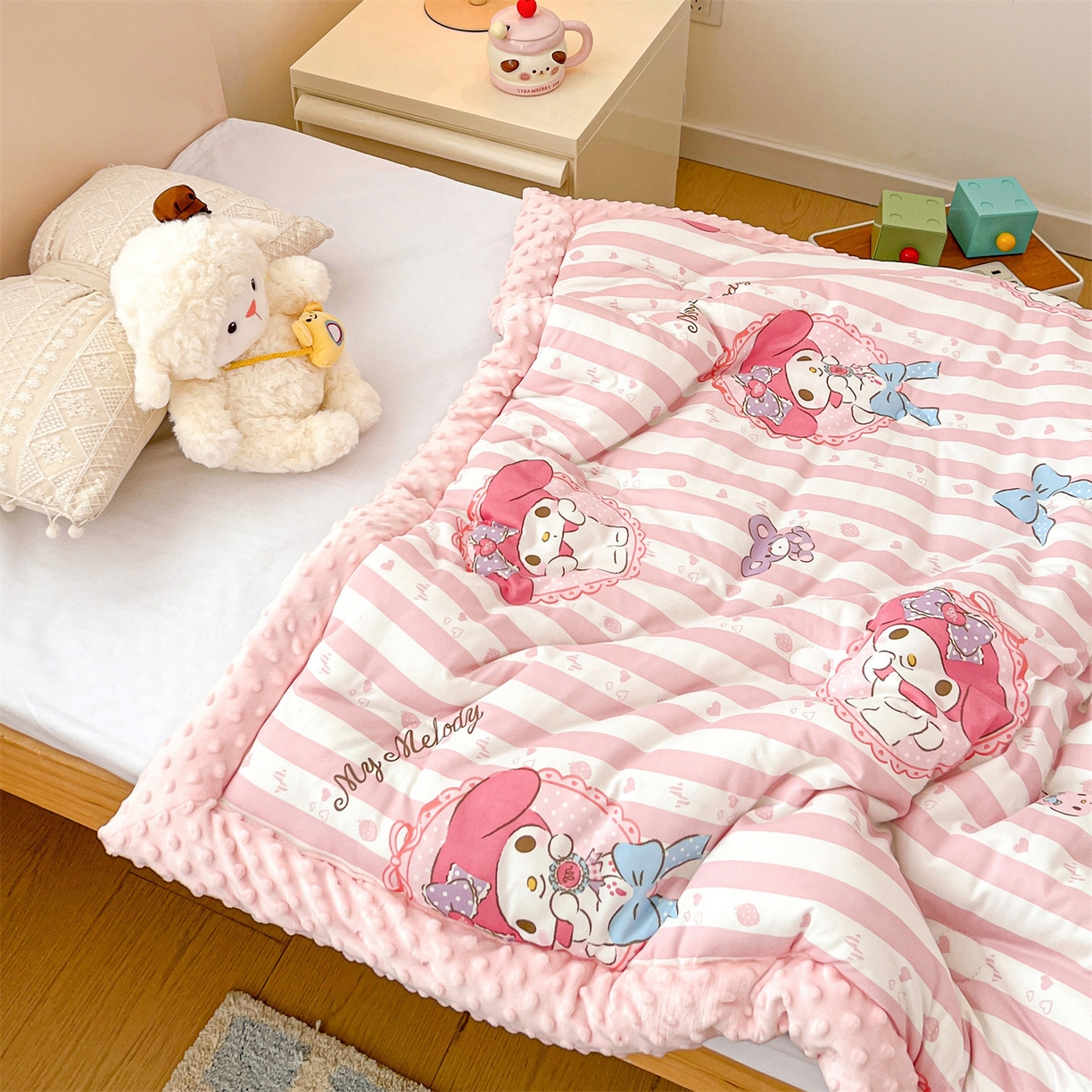 91家纺网 家纺一手货源 找家纺 名兮家居 2025新款经典奥特曼三丽鸥豆豆被被子被芯 竖条美乐蒂