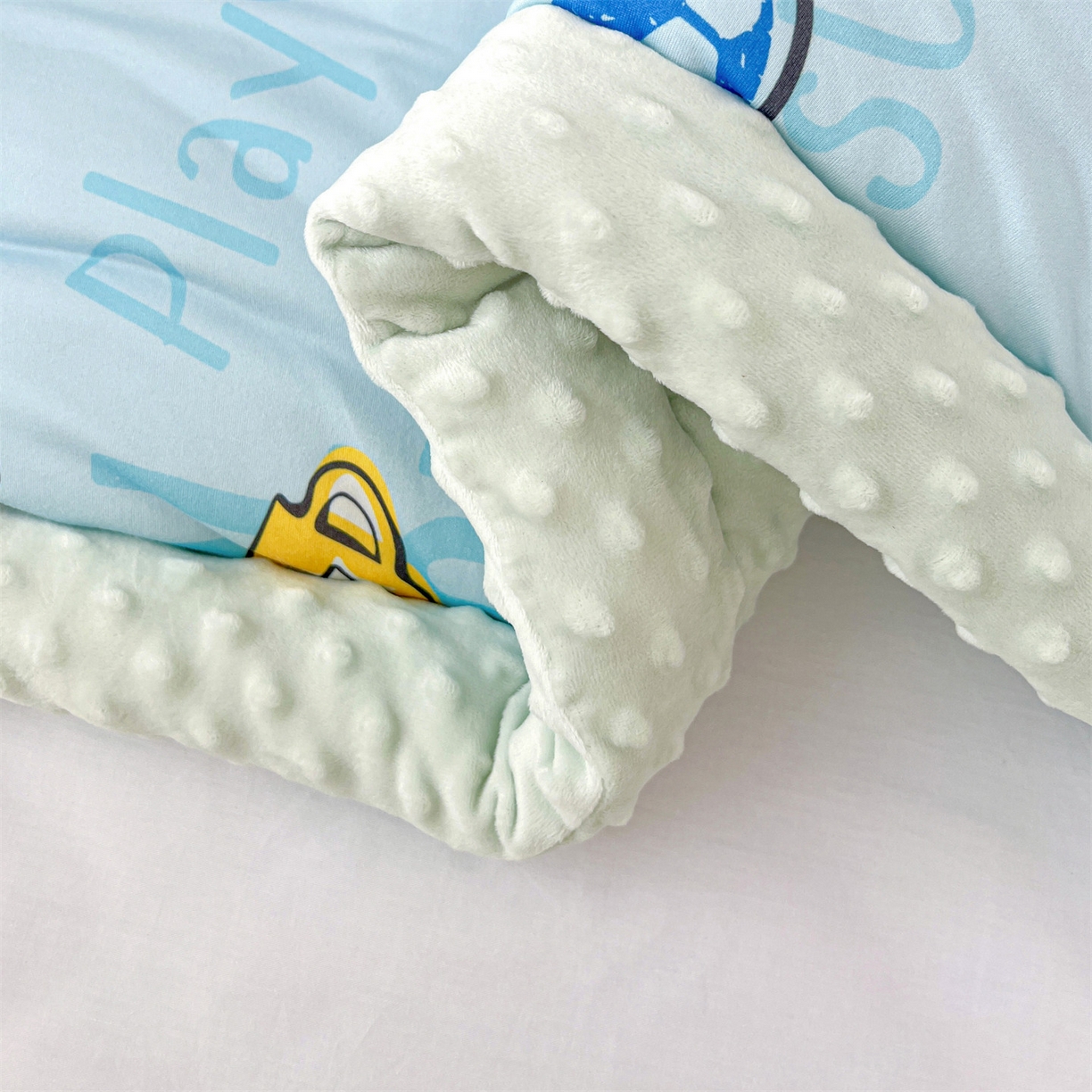 91家纺网 家纺一手货源 找家纺 名兮家居 2025新款经典奥特曼三丽鸥豆豆被被子被芯 世界杯