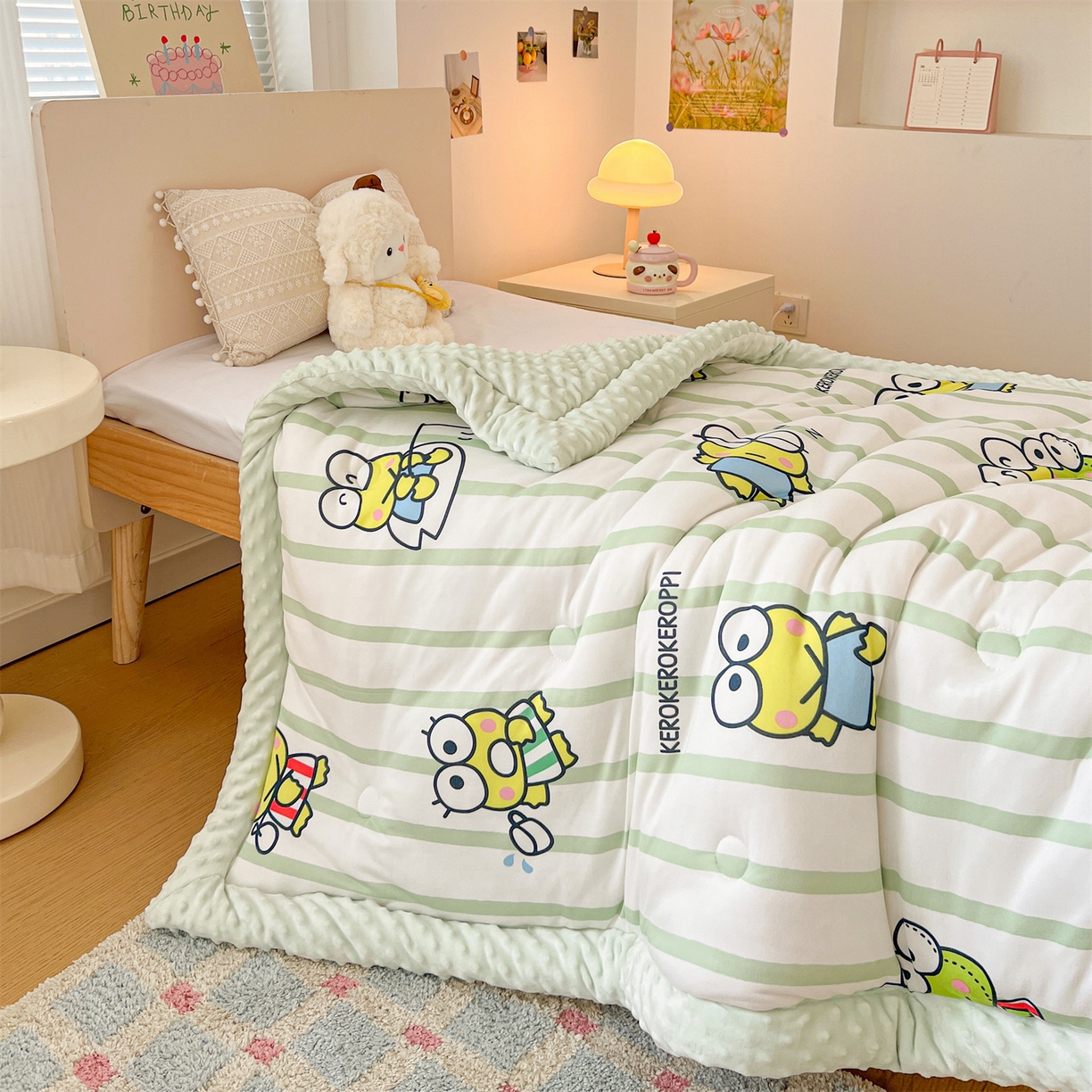 91家纺网 家纺一手货源 找家纺 名兮家居 2025新款经典奥特曼三丽鸥豆豆被被子被芯 条纹大眼蛙