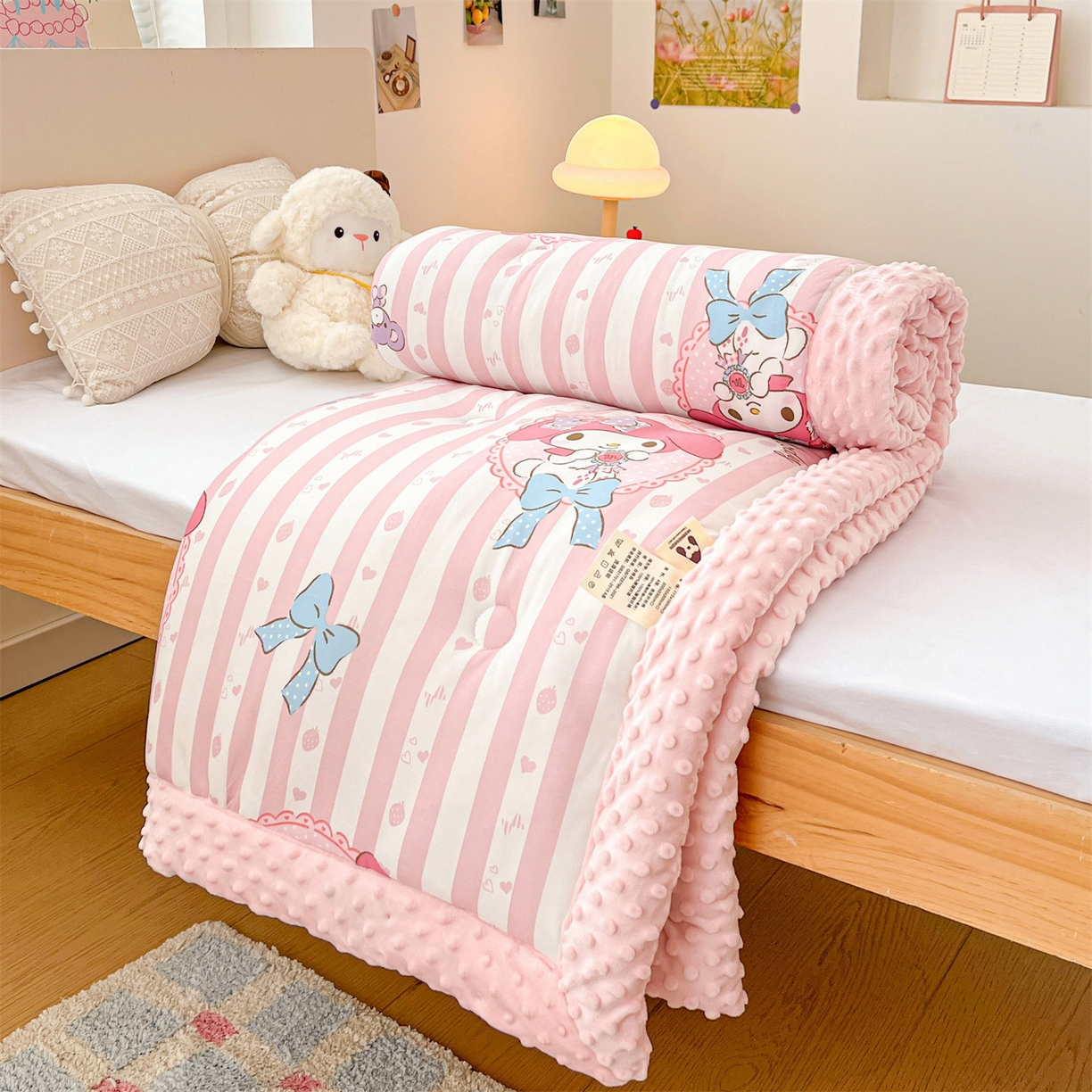 91家纺网 家纺一手货源 找家纺 名兮家居 2025新款经典奥特曼三丽鸥豆豆被被子被芯 竖条美乐蒂