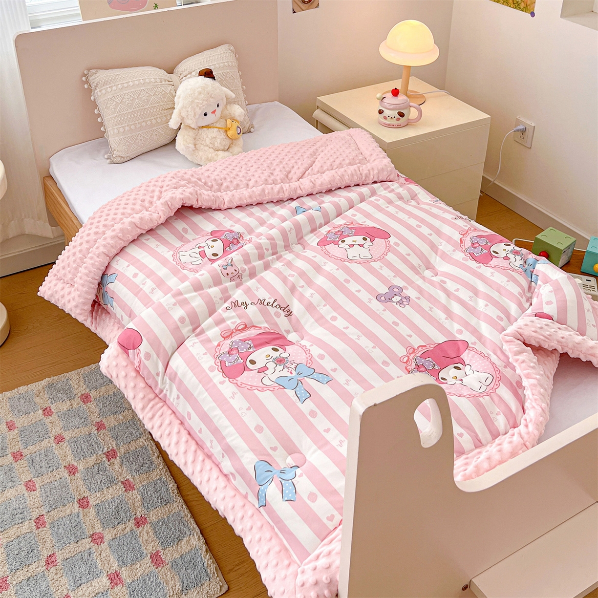 91家纺网 家纺一手货源 找家纺 名兮家居 2025新款经典奥特曼三丽鸥豆豆被被子被芯 竖条美乐蒂