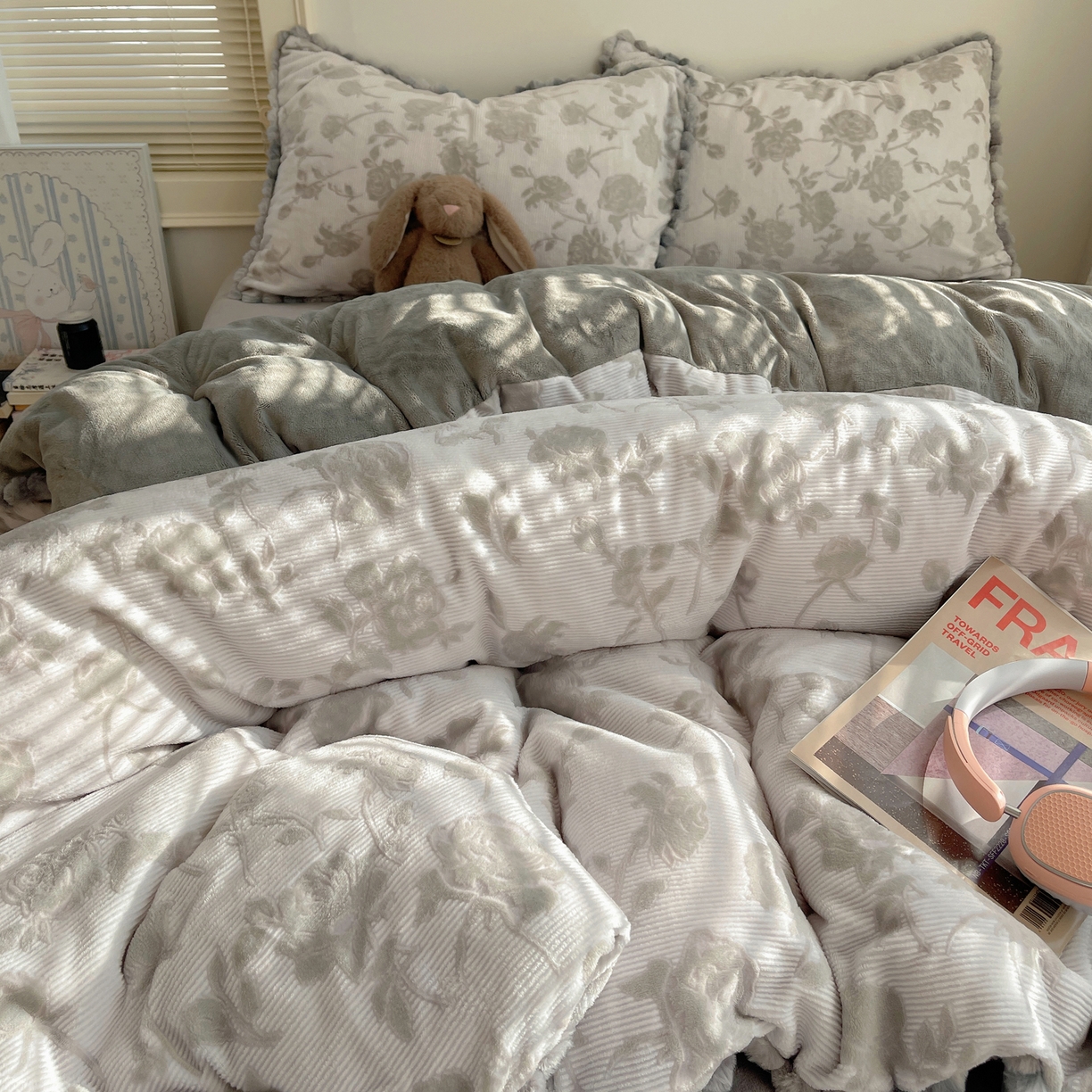 91家纺网 家纺一手货源 找家纺 （总）十里居 2025新款法式复古兔毛球雕花牛奶绒四件套