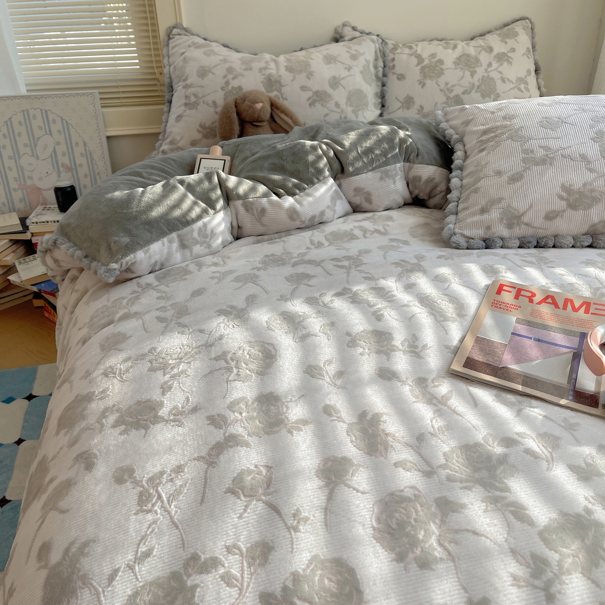 91家纺网 家纺一手货源 找家纺 （总）十里居 2025新款法式复古兔毛球雕花牛奶绒四件套