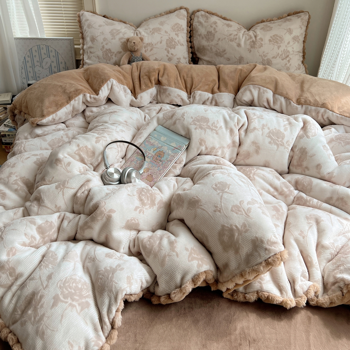 91家纺网 家纺一手货源 找家纺 （总）十里居 2025新款法式复古兔毛球雕花牛奶绒四件套