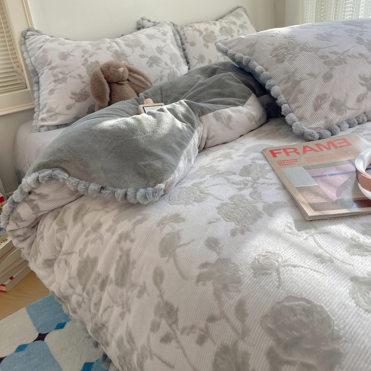 91家纺网 家纺一手货源 找家纺 十里居 2025新款法式复古兔毛球雕花牛奶绒四件套 玫瑰-灰