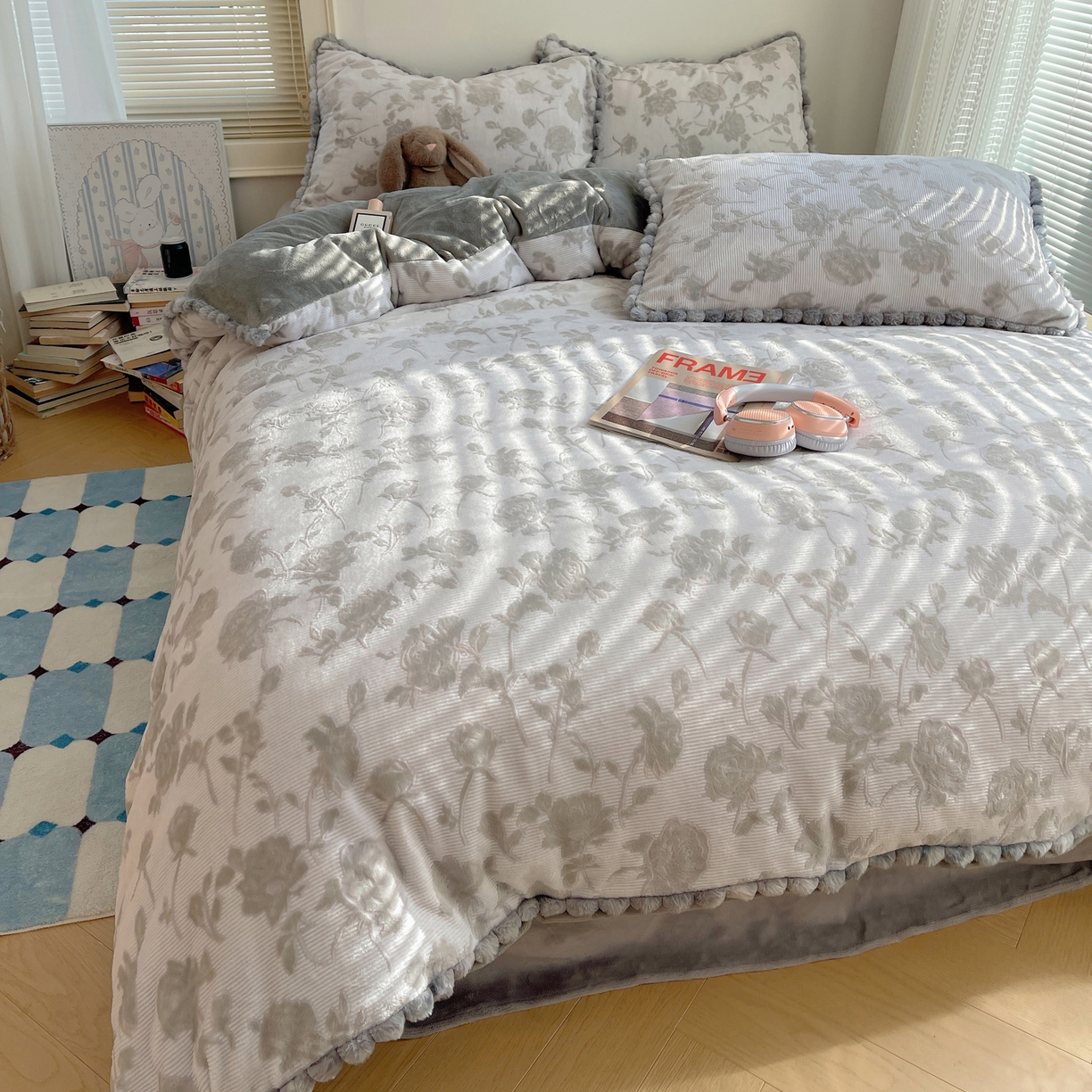 91家纺网 家纺一手货源 找家纺 （总）十里居 2025新款法式复古兔毛球雕花牛奶绒四件套