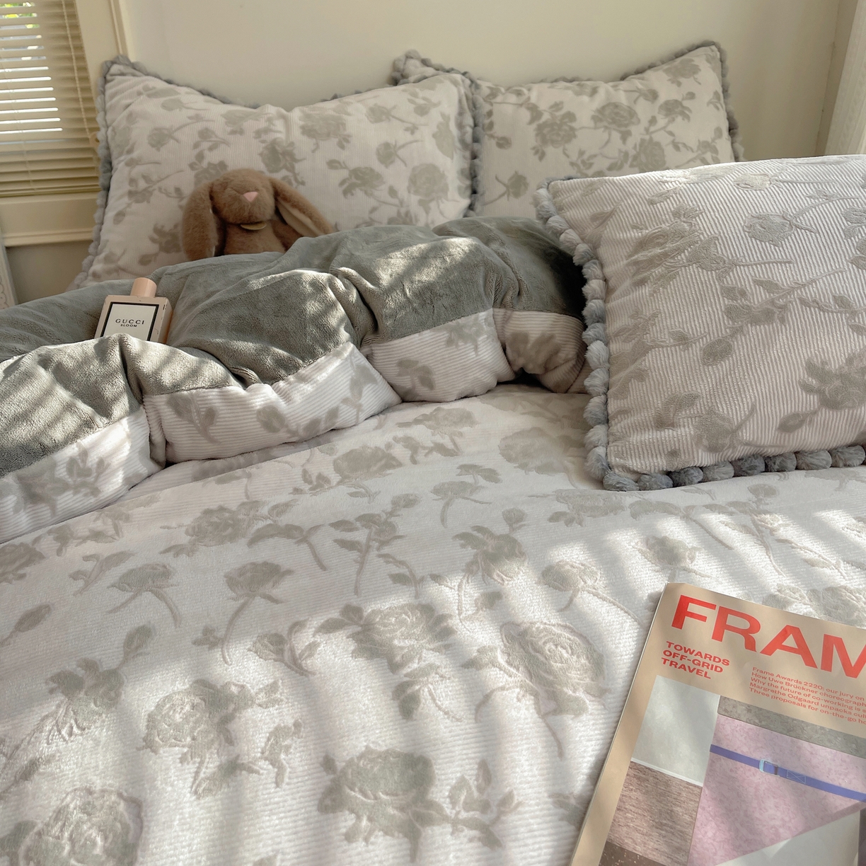 91家纺网 家纺一手货源 找家纺 十里居 2025新款法式复古兔毛球雕花牛奶绒四件套 玫瑰-灰