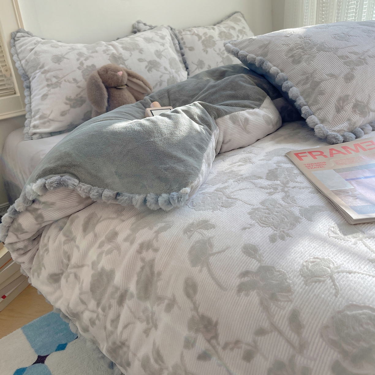 91家纺网 家纺一手货源 找家纺 十里居 2025新款法式复古兔毛球雕花牛奶绒四件套 玫瑰-灰