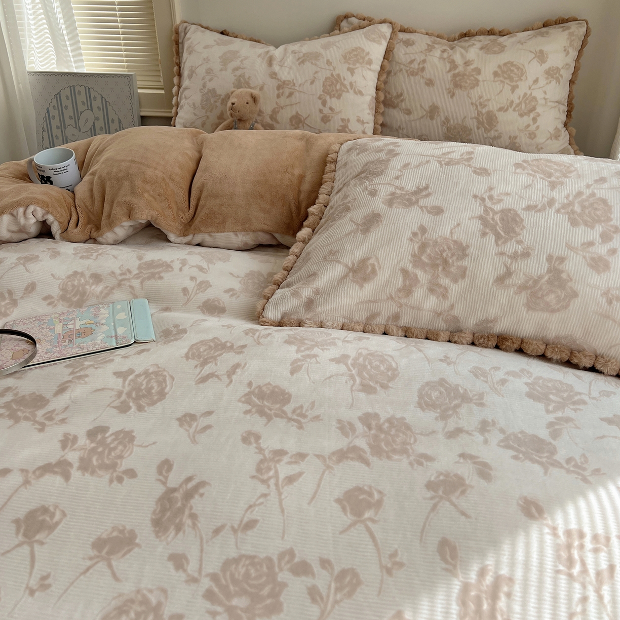 91家纺网 家纺一手货源 找家纺 十里居 2025新款法式复古兔毛球雕花牛奶绒四件套 玫瑰-浅咖