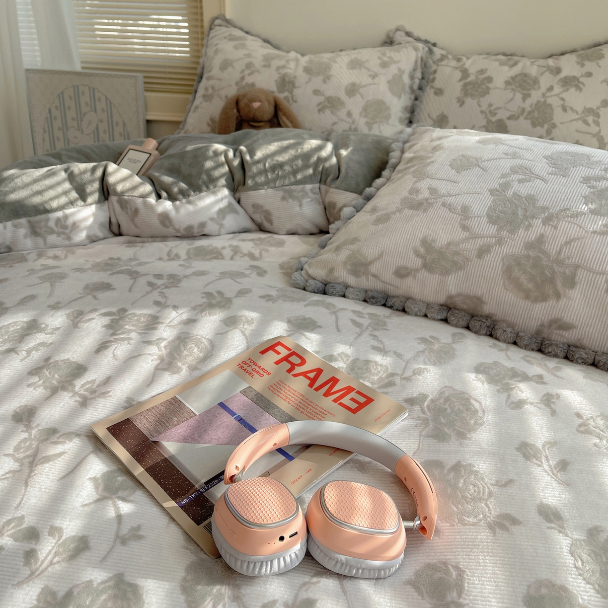 91家纺网 家纺一手货源 找家纺 十里居 2025新款法式复古兔毛球雕花牛奶绒四件套 玫瑰-灰