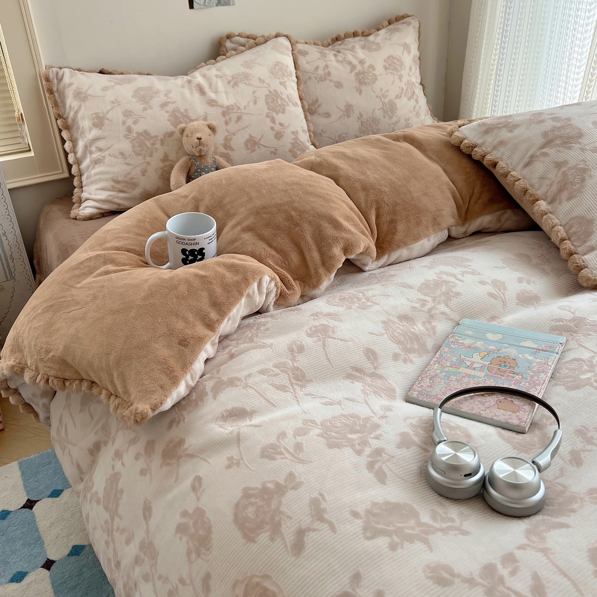 91家纺网 家纺一手货源 找家纺 十里居 2025新款法式复古兔毛球雕花牛奶绒四件套 玫瑰-浅咖